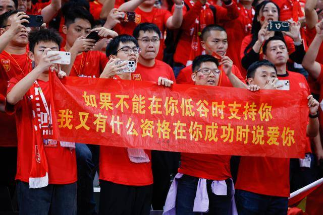 杜阿·利帕度假造型抢镜，提前为31岁热身